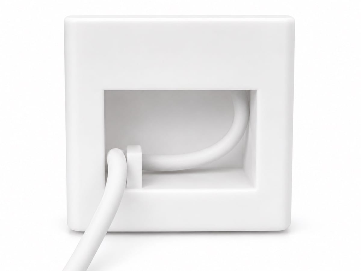 Schritt 2 – Kabel hinten herausführen und im Kabelkanal verstauen