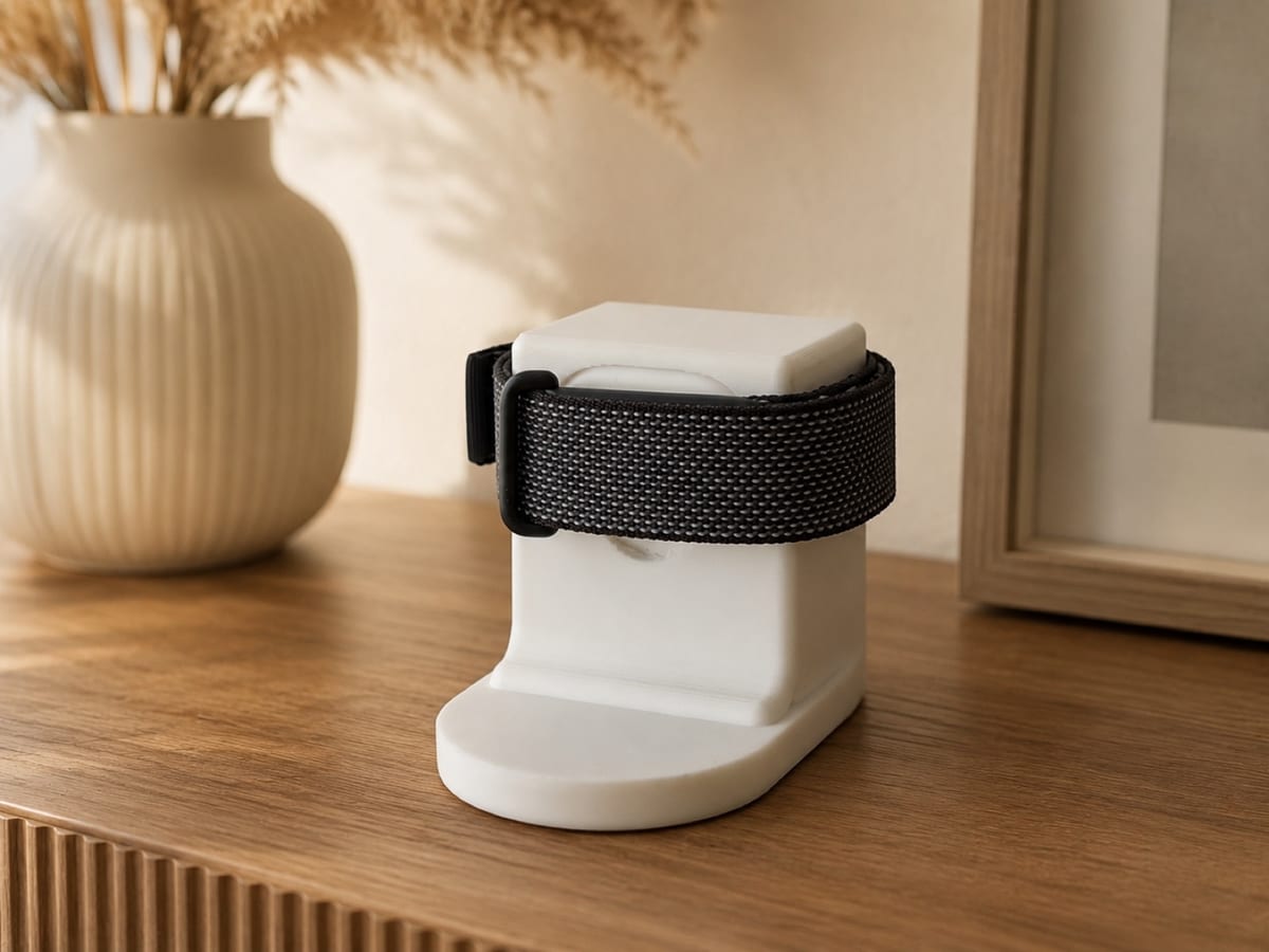 CleanHold Air Dockingstation in Weiß mit eingelegtem Ladekabel auf einem Schreibtisch