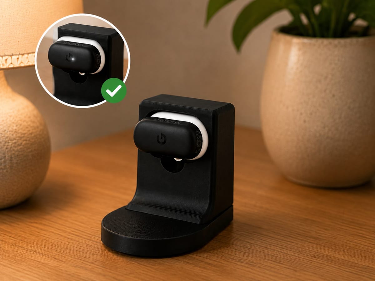 Google Fitbit Air korrekt in die Ladekontakte der CleanHold Air eingesetzt
